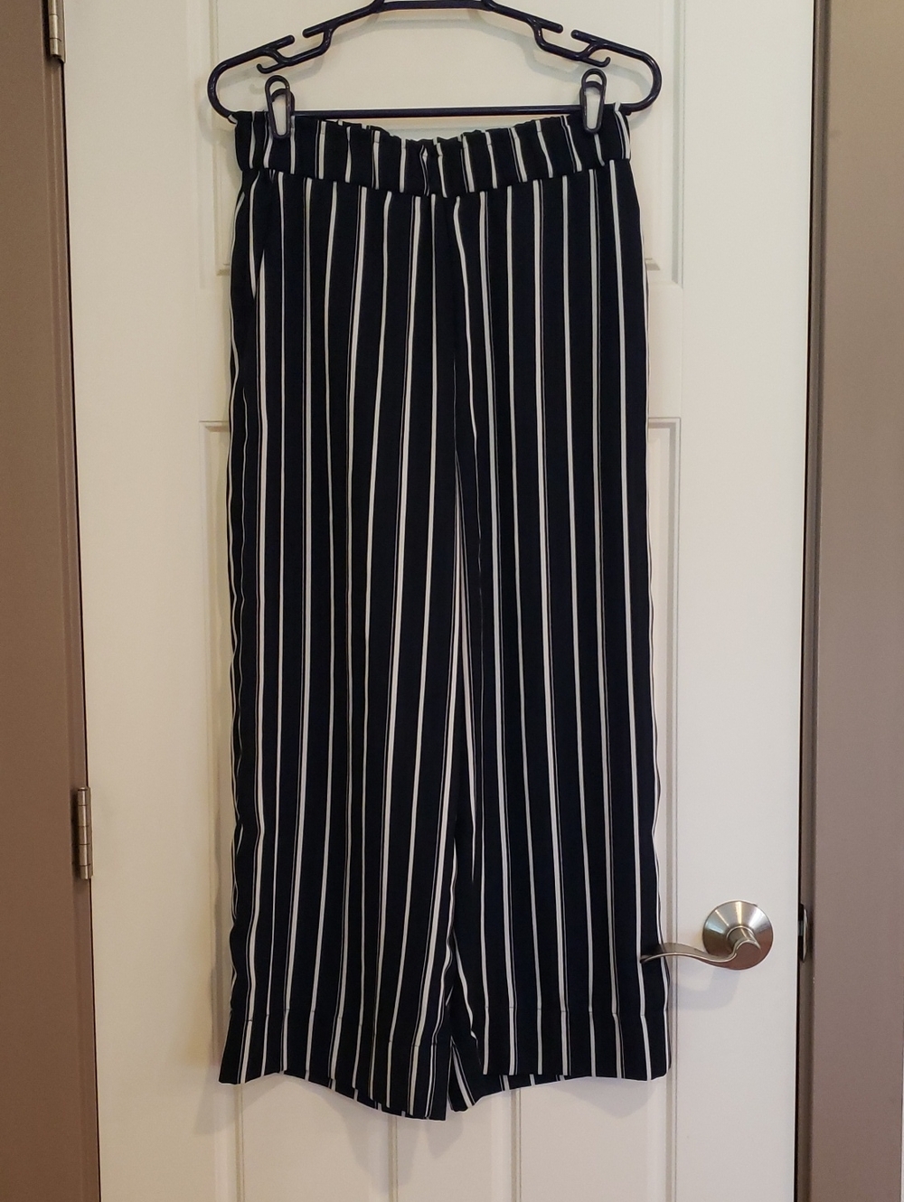 H&M Women's 6 Dark Blue and White Stripe Cropped Pants